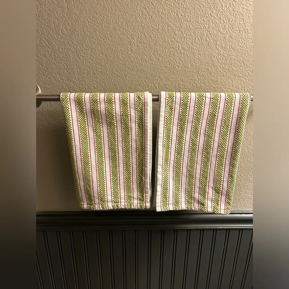 Set of 4 Hand Towels White Red Green Christmas Holiday Kitchen Bathroom Decor